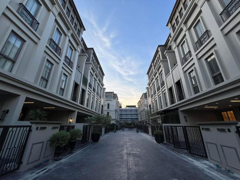 RENT | VERITZ LUXURY TOWNHOME Bangkok • Sathupradit 34